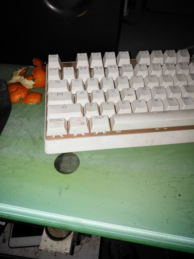 10系统电脑关机之后键盘上有个灯还在亮怎么