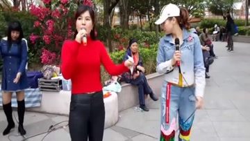 [图]街头表演香港屯门公园美女合唱《四季歌+天涯歌女》,人美歌好听