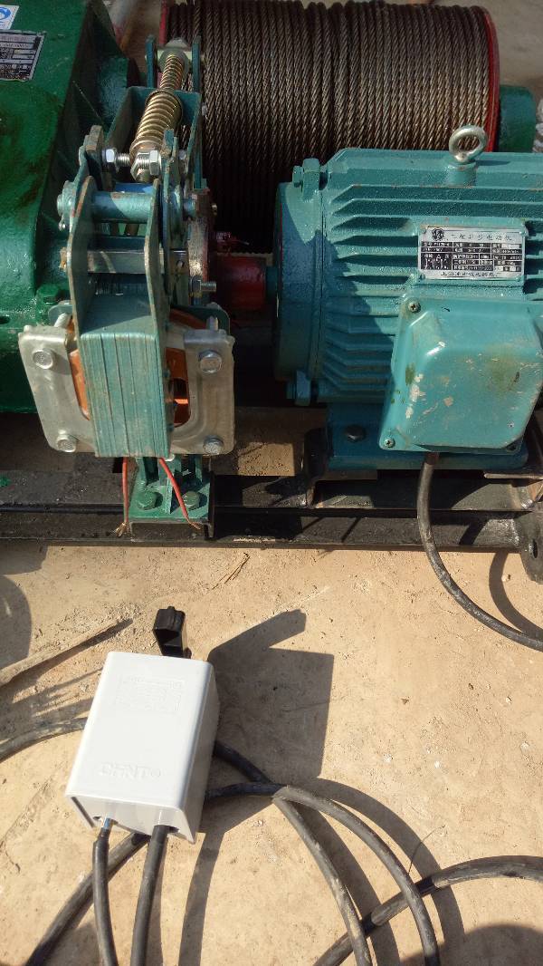 380v的卷扬机的抱闸线圈的两根线怎么接?用的倒顺开关,没有用继电器