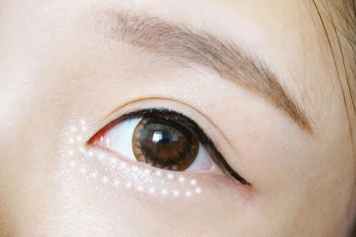 现在最流行的白色眼影,怎么画就画对了呢?