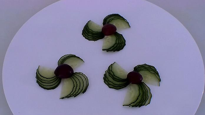 冷菜阿欢:超简单的黄瓜摆盘切法,一学就会,先收藏了!