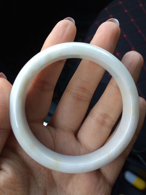 云南昆明世博园密玉珠宝买的手镯求大师鉴定价格值多少钱