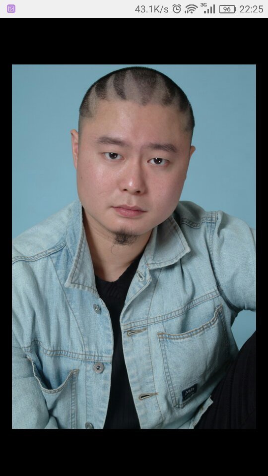 魏翔演过一个电视剧,演一个开超市的小伙平时