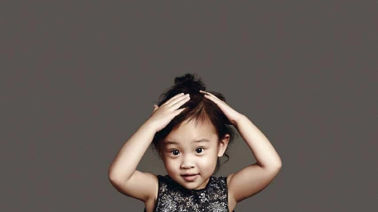 甜馨在家里跳舞视频曝光,温柔可爱,身后桌子暴露生活状态!