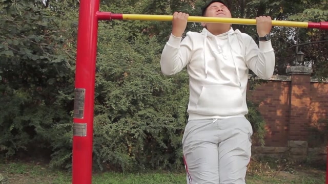 胖小伙挑战单杠引体向上,做了5个就把手掌磨出大水泡,太菜了!