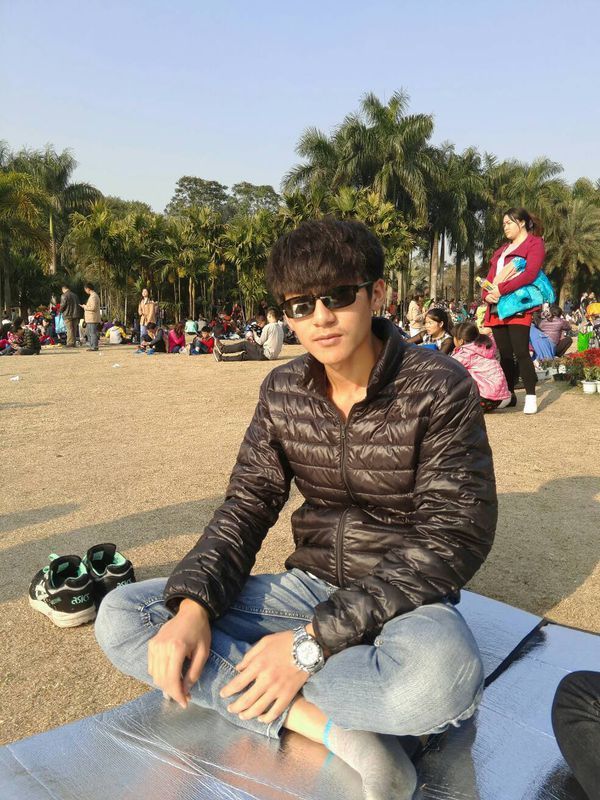 我是男生,头部后脑勺很扁,塌下来的,留的发型从