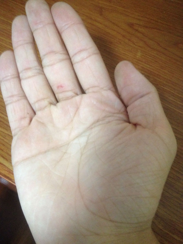 我的手背纹路太多,摸起来手心手背都非常粗糙,像老人的手一样,涂护手