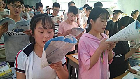 [图]鲁山二高17-18学年一11班学生早读晚诵照片集【歌曲: 怀念青春】【卡拉OK版】