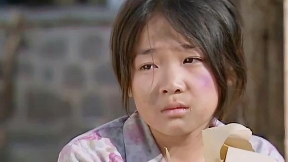  b>暖春 /b>:小姨看见小花脸上带伤坐在二蛋家门口,.