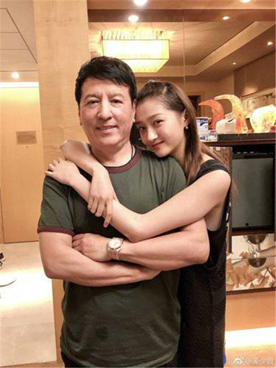 关晓彤双手纤细又修长!