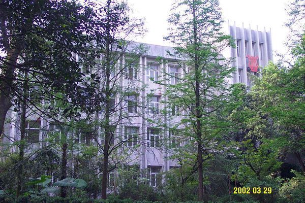 如今的重庆师范大学北碚校区环境如何,学习,住宿生活环境介绍一下,能