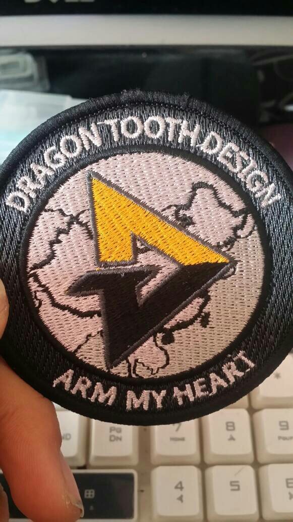 请问,这个臂章上面的两段英文 中文分别是什么