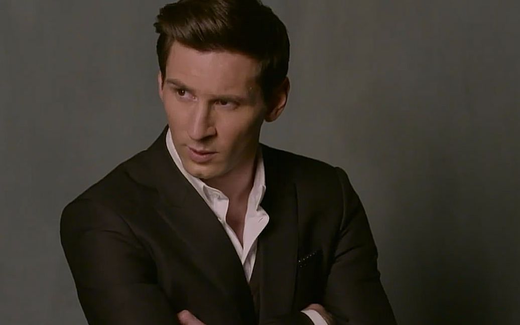 一个无敌性感好看的梅西!穿西装颠球让人根本把持不住!