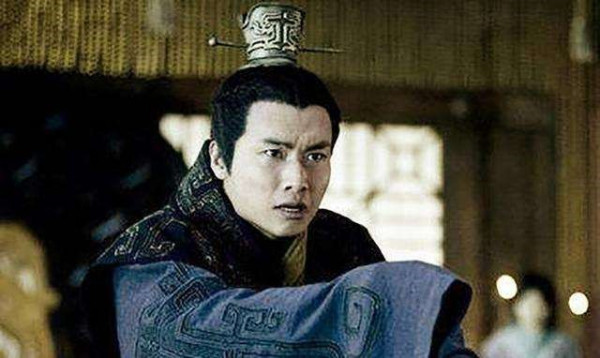 赵高献给秦二世一只鹿,为什么要当着左右大臣的面问其是鹿是马?