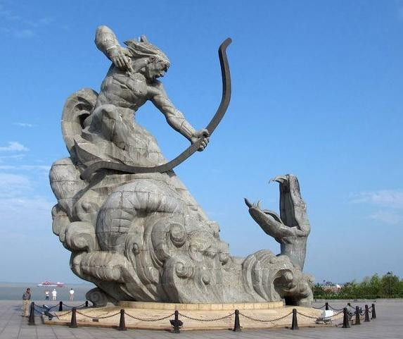 说的大石像应该是岳阳楼旁边巴陵广场上的"后羿斩巴蛇"的雕塑,这座