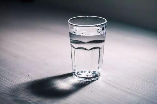 一天摄入多少毫升的水可以满足人体的需求?