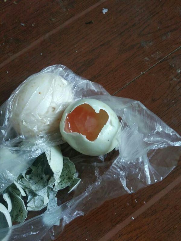 为什么这个咸鸭蛋里面的蛋黄和蛋清都不成型,