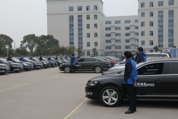 拓展资料: 公务用车是指由政府财政为各级党政机关及事业单位工作人员