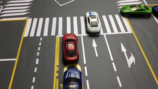 交通解说: 红绿灯十字路口, 左转和直行同时放行这样走不算闯 红灯