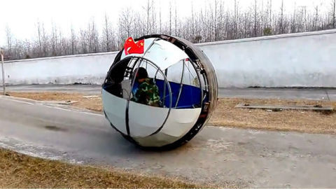 实拍 民间牛人发明的防翻独轮汽车,风吹雨打都不怕