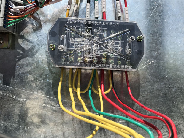 高供高计的组合式互感器二次侧接线,a,c相电流出线与b相电压线连在一