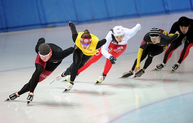 过去分词:skated  现在分词:skating  复数:skates 1,滑冰的词典:ice