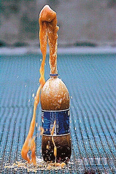 为什么曼妥思糖放在可乐中会产生气泡喷泉?