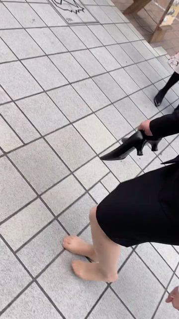 日本公司白领小姐姐 赤脚上街