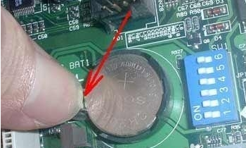 电脑主板上的纽扣电池怎样拔下来