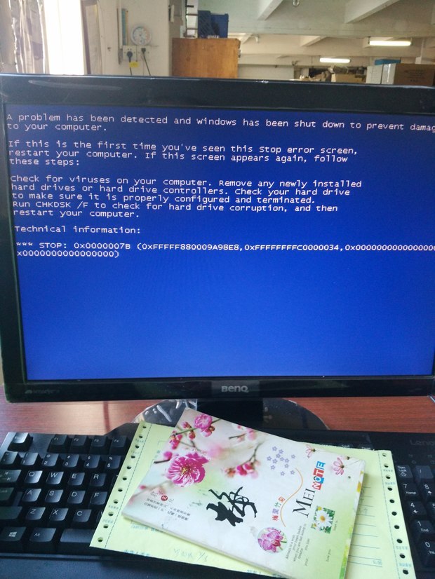 电脑出现蓝屏英文字开不了机,咋办? 求大神指