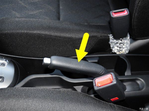 起亚k2自动挡手刹在哪