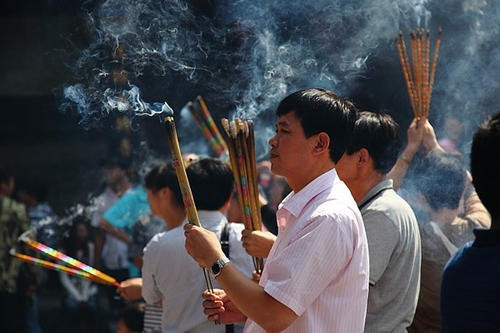 人死後,在守靈的時候,為什麼說要點上三的倍數的香?