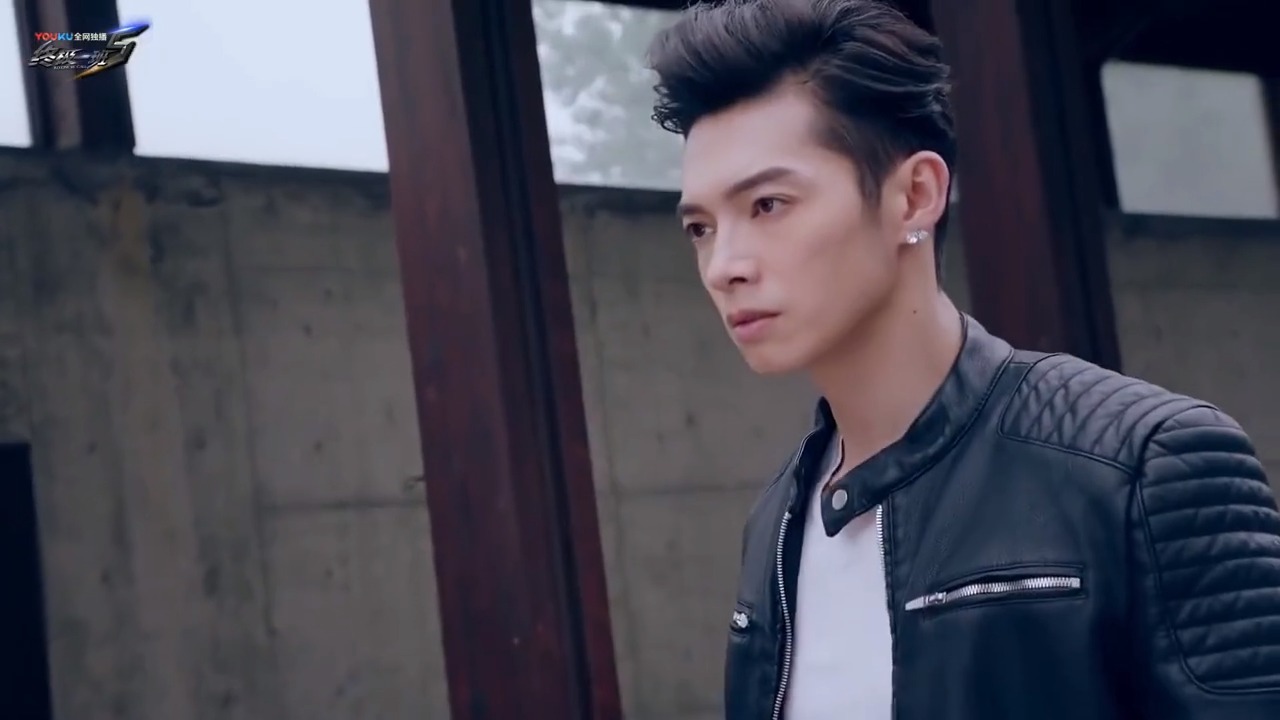 视频-终极一班5:亚瑟王太爷们了,一招就逼退了万宝龙,太厉害了!