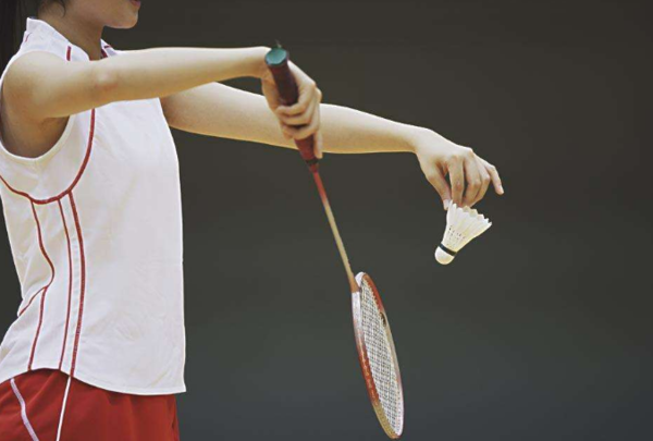 根据羽毛球比赛规则,在比赛中应该由哪一方先发球呢?