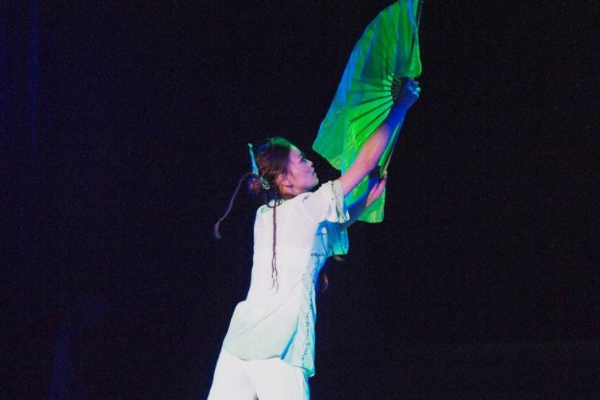 桃李杯舞蹈《一片绿叶》 表现了什么样的感情?