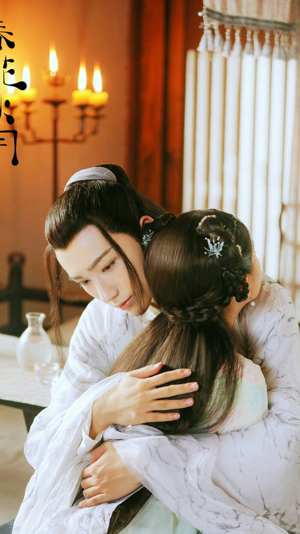 我记得有个抖音宣传的视频是,一男的好像是吴俊余给赵露思表白,然后