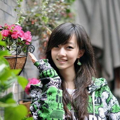 她是  四川大学的校花   姜路  百度上可以搜到  好像毕业了