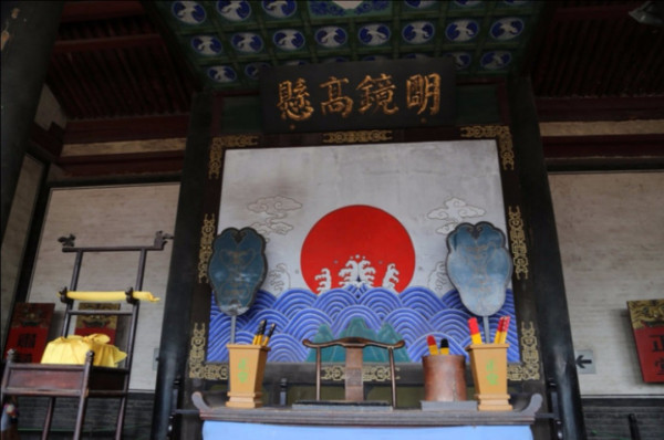 古时公堂之上为何要悬挂"明镜高悬"的匾呢?