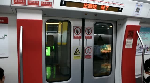 地铁随拍:无锡地铁1号线开往往堰桥方向,车厢内部设计很特别