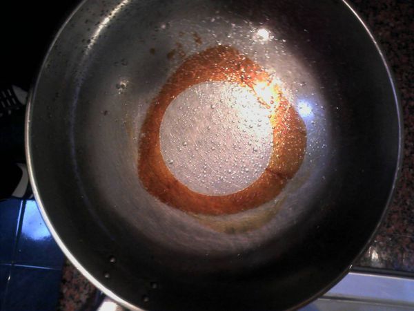 锅里有油,开着火忘记关了,把锅烧焦了怎么办,那些点是水