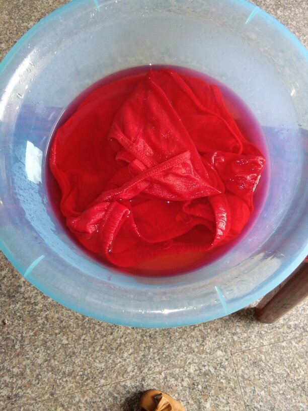 刚买来的内裤洗了过后又热水泡过成这样子的这是什么导致的呢?