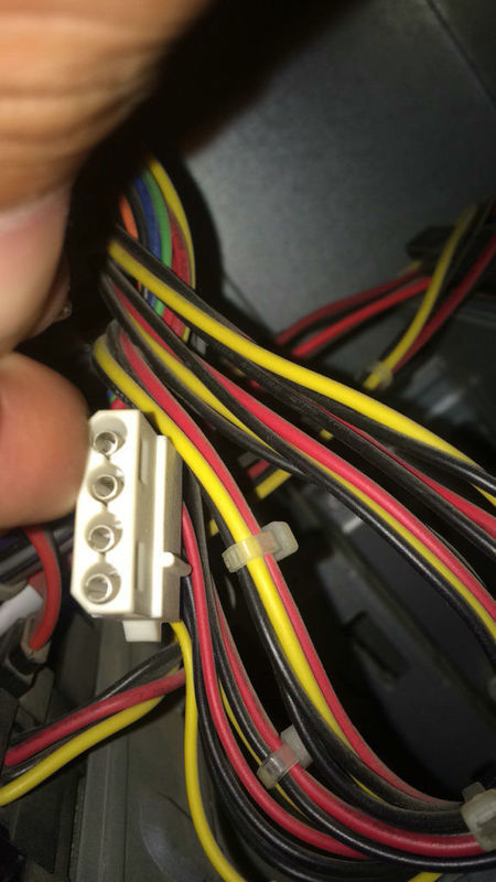 电脑显卡独立供电线头在哪里? 这个是不是?