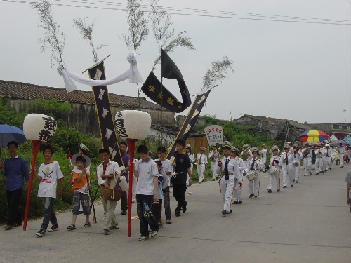 换寿服,上厅,发讣(报地头),送终(买水),入殓(饲生),成服,祭灵,戴孝,做