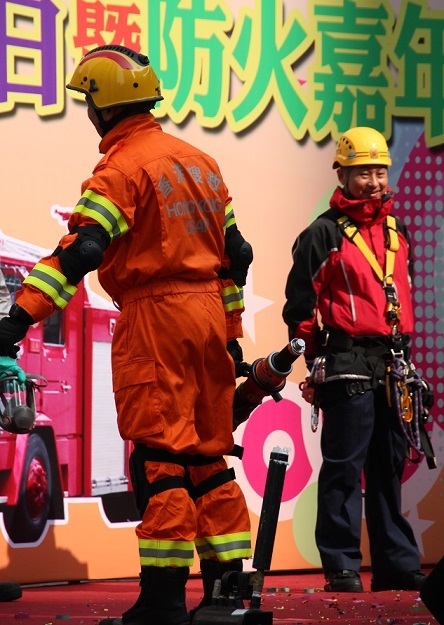 香港消防队穿什么颜色衣服