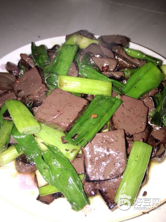 蒜苗炒猪血的做法