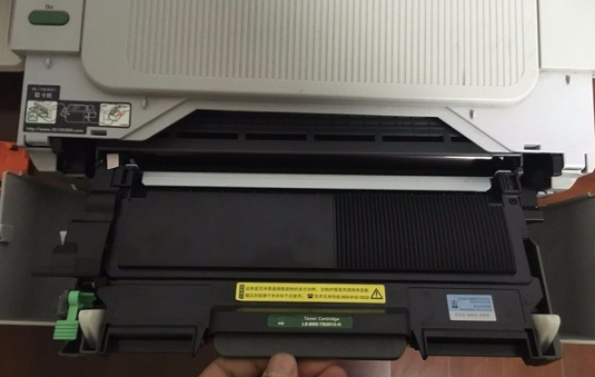 佳能打印机ip2780黑色的墨盒加入墨水后打印不出来字白纸一片请问怎么