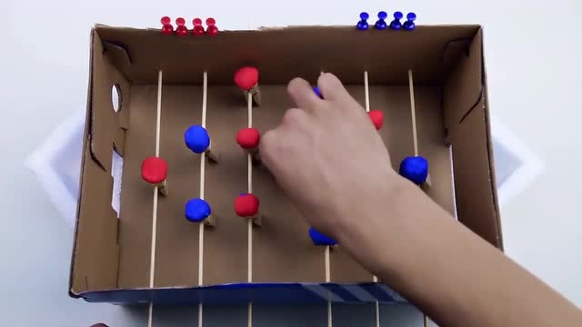 用 鞋盒手工制作简易桌上足球机,陪孩子一起玩起来!