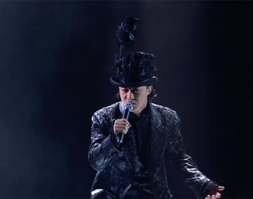 陈奕迅在浮夸歌里的有一句拍照记住要插袋,求诠释