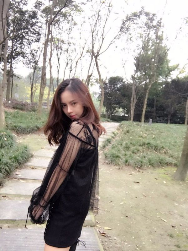 好像叫黄蕾,很好奇当初最像男孩子的那个小女孩长大后是什么