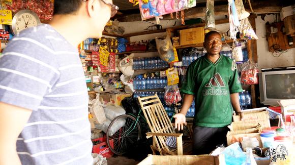 视频:采访 非洲农村的小卖部, 生意不好做,希望中国人来开厂